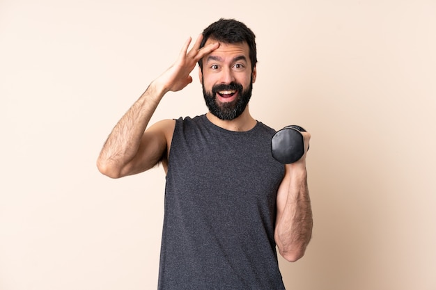 Esporte homem caucasiano com barba fazendo levantamento de peso sobre fundo isolado percebeu algo e pretendendo a solução