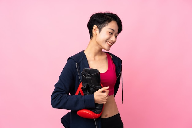 Esporte jovem mulher asiática com luvas de boxe