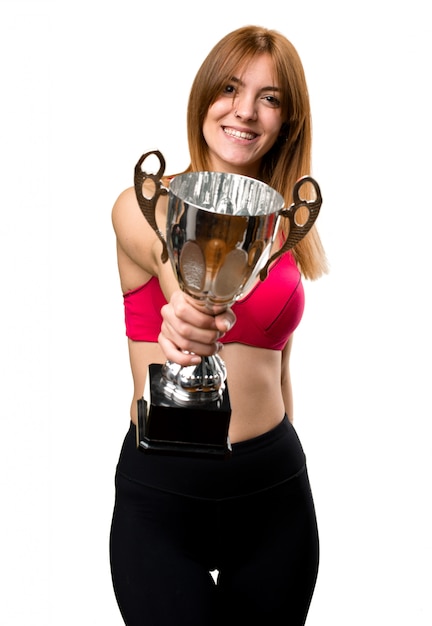 Foto esporte jovem mulher segurando um troféu