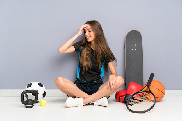 Esporte jovem mulher sentada no chão a rir