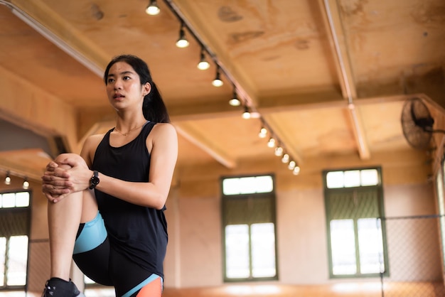 Esporte jovem saudável treino com ioga para se exercitar em fitness, conceito de estilo de vida de treinamento de academia