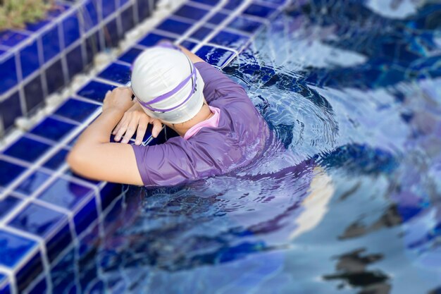 Esporte mulher relaxante na piscina