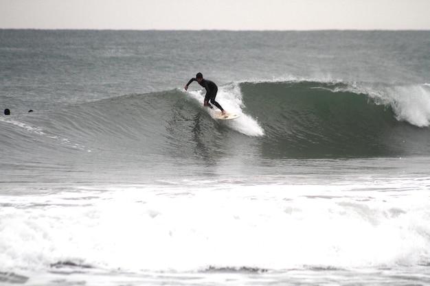 Esporte saudável Surf como exercício alternativo contra o tédio Pare de usar dispositivos eletrônicos