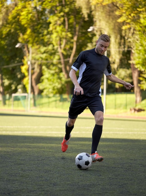 Esportes Futebol Homem Empate Cadarço Treinamento Treino Para Equilíbrio  Bem fotos, imagens de © PeopleImages.com #646530238