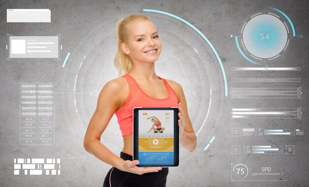 esporte, treinamento e tecnologia - mulher desportiva feliz com aplicação de fitness na tela do computador tablet sobre fundo de concreto cinza