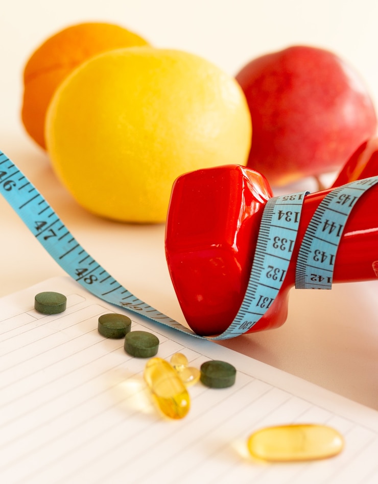 Foto esportes com halteres, fitness, gravação, bloco de notas, conceito de perda de peso, dieta, nutrição