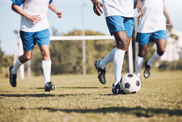 Voltar Esportes Homem Com Uma Bola Futebol Campo Para Exercício fotos,  imagens de © PeopleImages.com #665024080