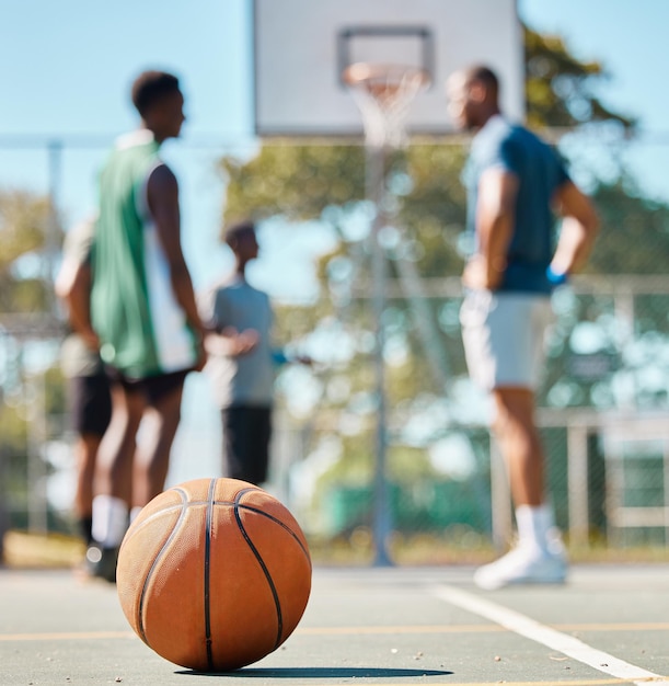 Esportes da equipe de basquete e bola na quadra de basquete enquanto o grupo de jogadores tem uma discussão sobre o planejamento do jogo Jogadores de basquete tendo uma reunião de estratégia ou colaboração em equipe para o plano de partida