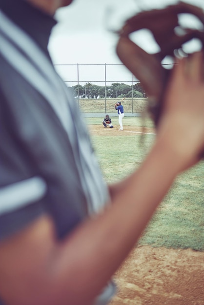 Esportes de beisebol e condicionamento físico com um batedor e um arremessador em um gramado ou campo durante um jogo ou partida Exercício de treinamento e treino com um jogador de beisebol jogando em um esporte competitivo