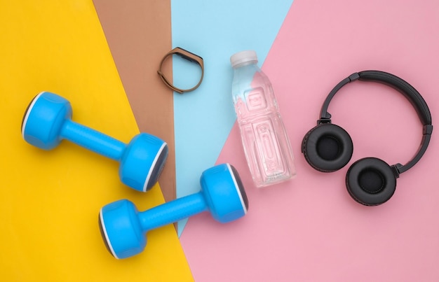 Esportes de composição plana leiga e acessórios de fitness em fundo colorido. Pronto para treinar. Vista do topo