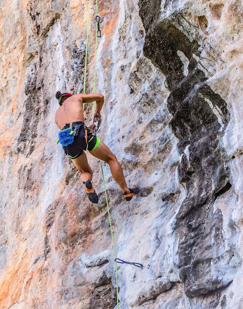 Esportes de escalada são muito populares para os turistas na ilha de Railay, Krabi, Tailândia