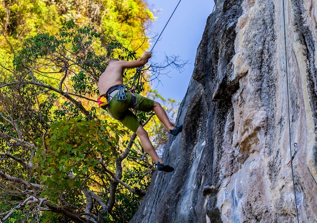 Esportes de escalada são muito populares para os turistas na ilha de railay, krabi, tailândia