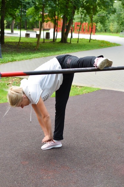 esportes de rua no parquinho no parque mulher ginástica