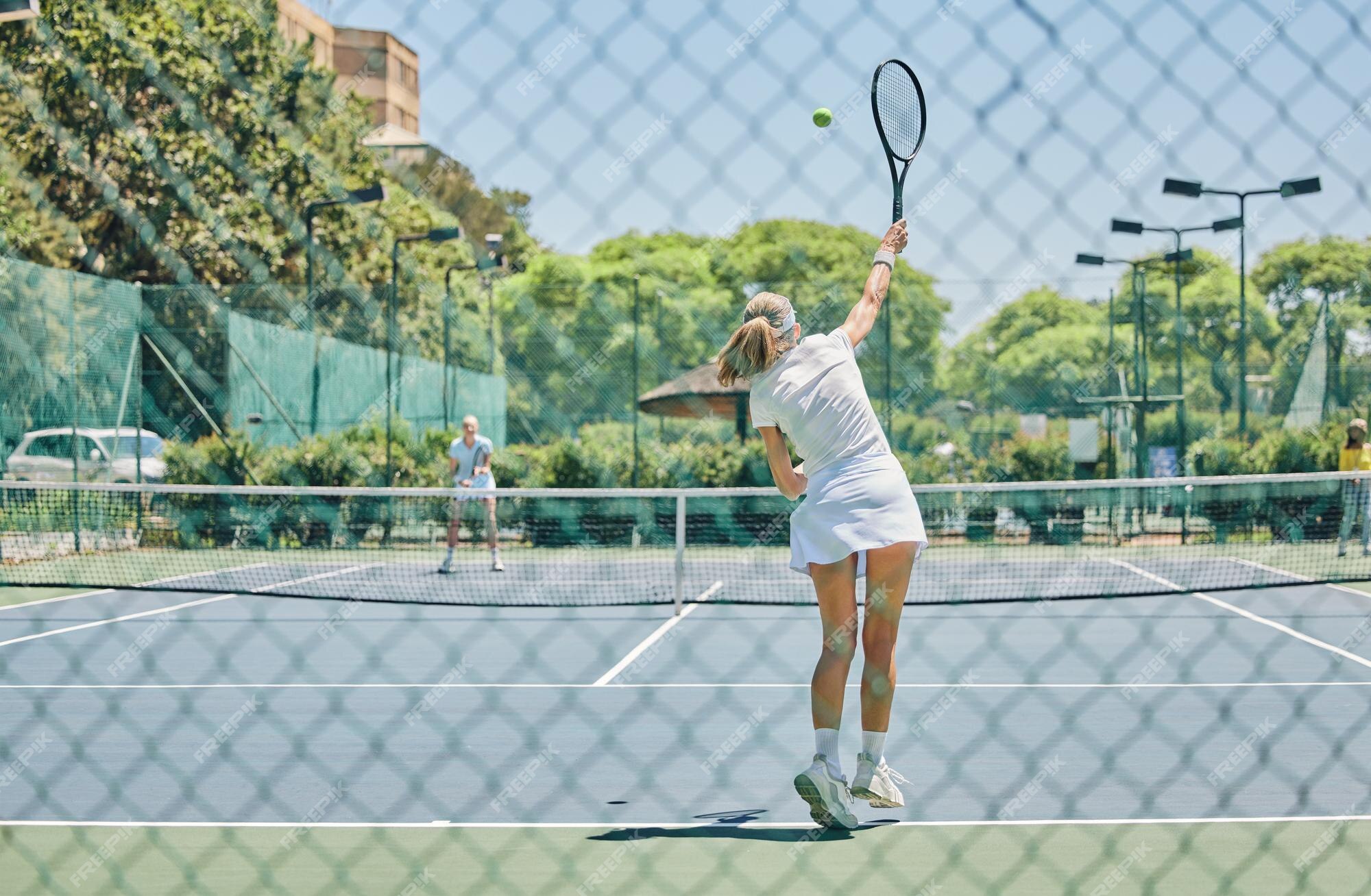 ponto que decide o jogo. comprimento total de homem e mulher jogando tênis  na quadra de tênis 13485862 Foto de stock no Vecteezy