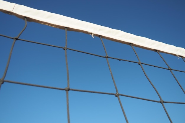 Esportes de vôlei dividindo a rede contra o céu azul closeup esportes ao ar livre