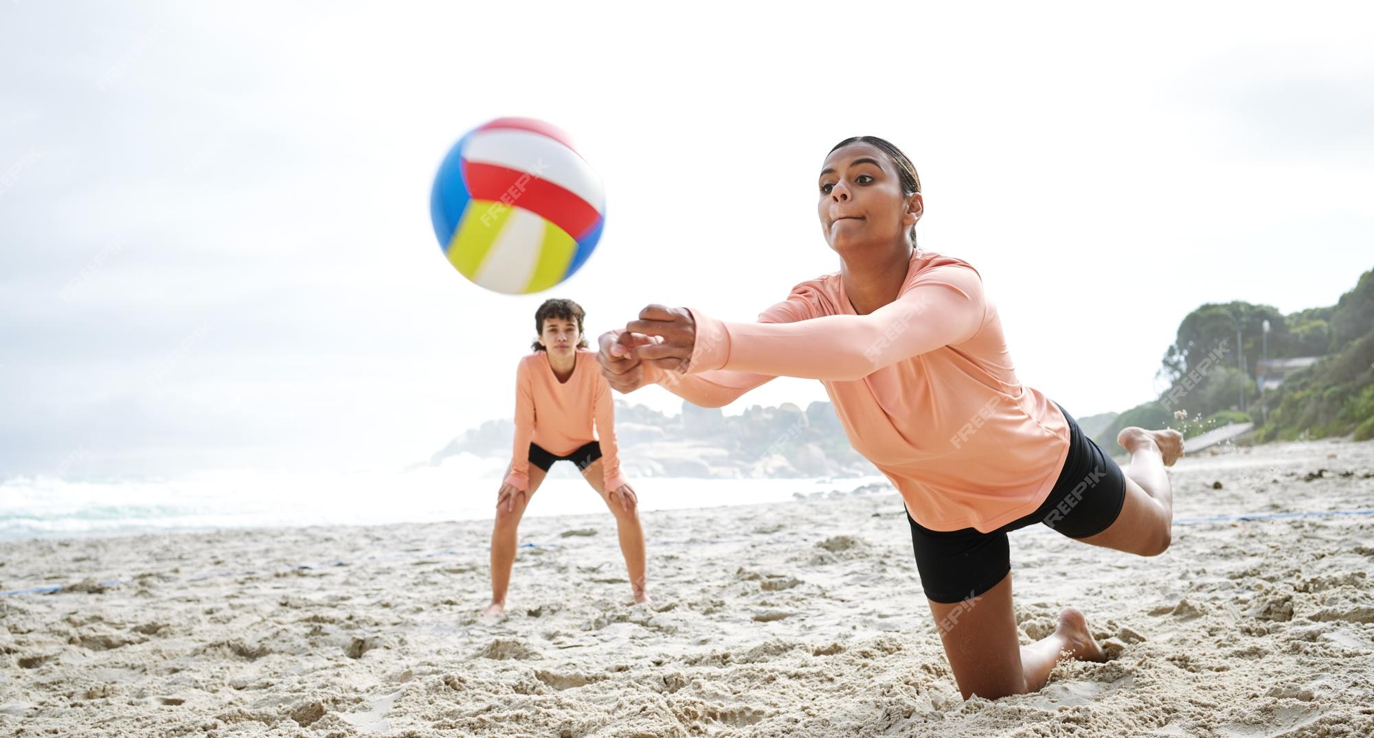 Esporte De Férias De Verão E Pessoas Conceituam Jovens Com Bola Jogando  Voleibol Na Praia. Jogue Bola Sobre Foto de Stock - Imagem de travar,  feriados: 253464682