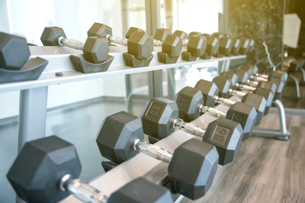 Esportes halteres no clube desportivo moderno para um exercício no centro de fitness no ginásio