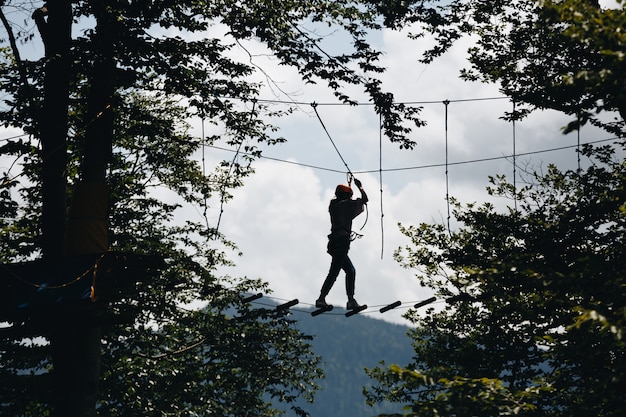 Esportes silhueta masculina em uma corda Parque em uma bela floresta
