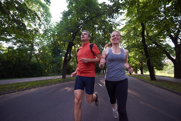 esportes urbanos casal saudável jogging