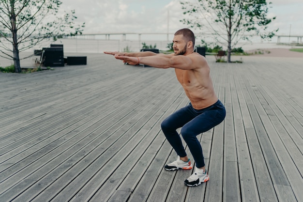 Esportista ativo fazendo exercícios ao ar livre