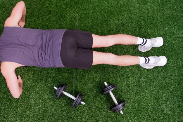 Esportista bonito durante suas flexões de treino ao ar livre