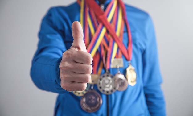 Foto esportista com medalhas