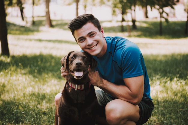 Esportista com seu cachorro no parque da cidade verde