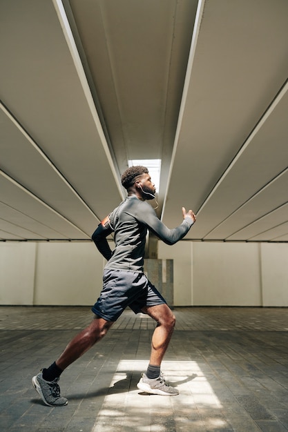 Foto esportista correndo pelo túnel