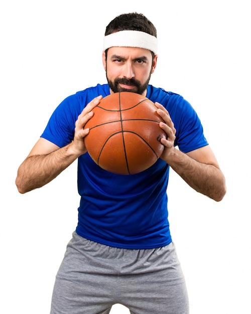 Esportista engraçado com bola de basquete no fundo branco isolado