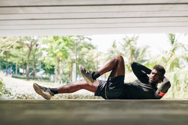 Foto esportista fazendo exercícios de bicicleta