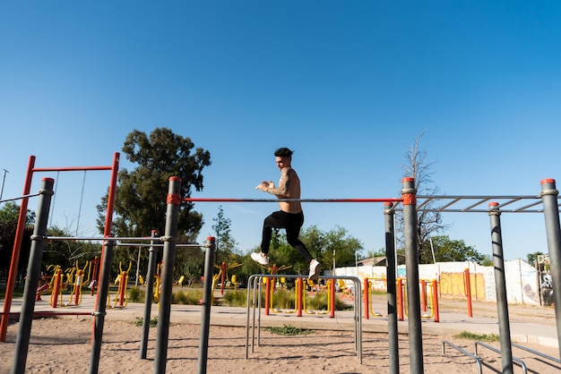 esportista fazendo ginástica ao ar livre, atleta, calistenia