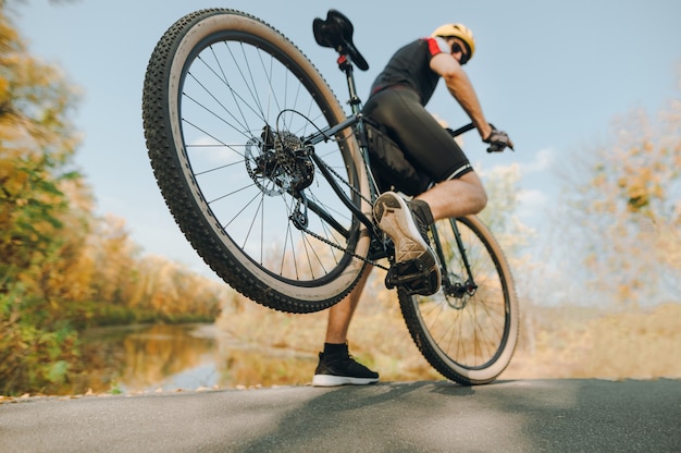 Esportista radical monta espetacularmente uma bicicleta na floresta