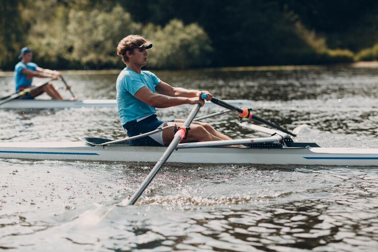 Foto esportista único remador remador a remo num barco
