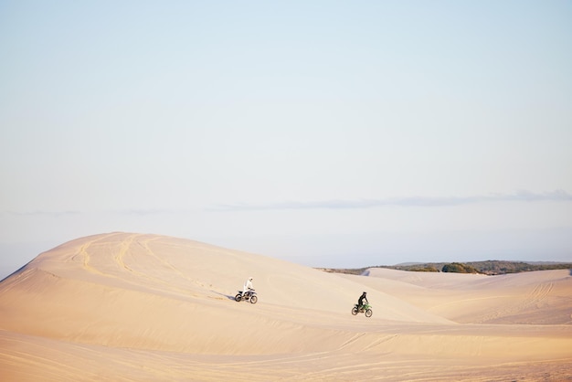 Esportistas do deserto e rali de corrida de moto ou jornada de viagem de maratona off-road e condução em aventura de competição Desafio extremo de velocidade de motocicleta ou treinamento de piloto rápido em dunas de areia