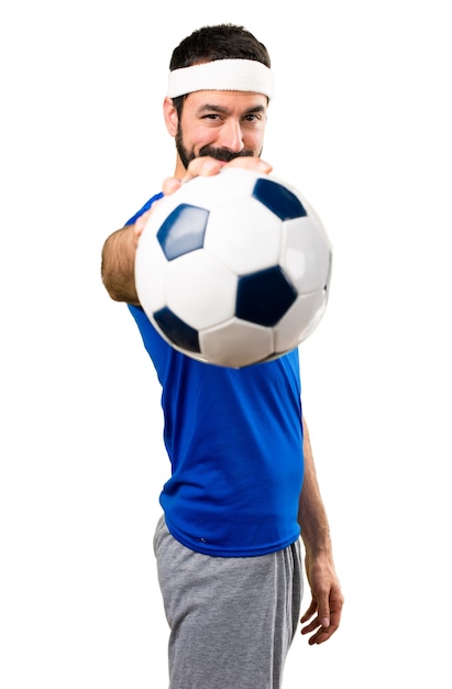 Foto esportivo engraçado, segurando uma bola de futebol em fundo branco isolado
