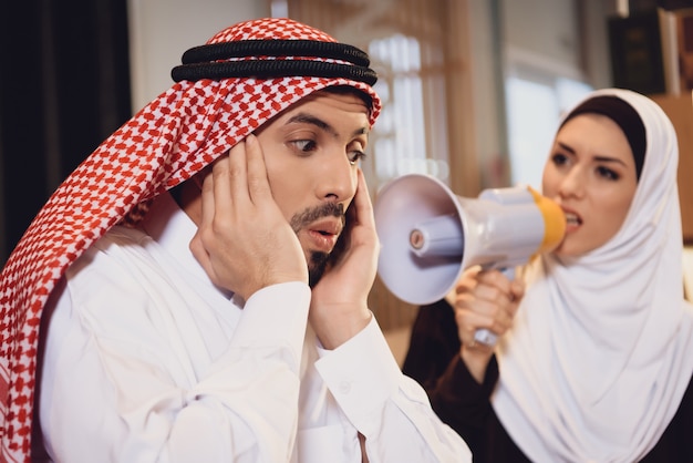 Esposa árabe en la recepción de terapeutas grita