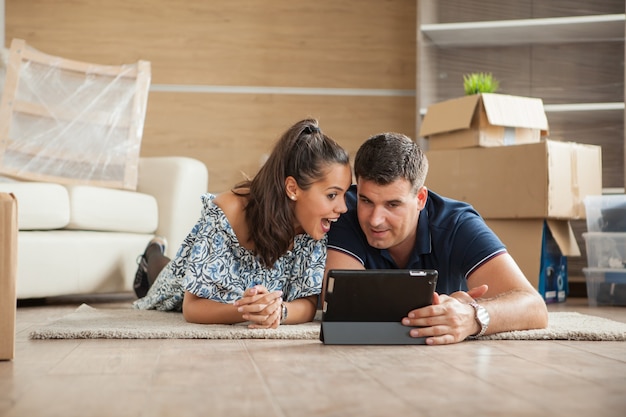 Esposa e marido cuidando de coisas para comprar para o novo apartamento