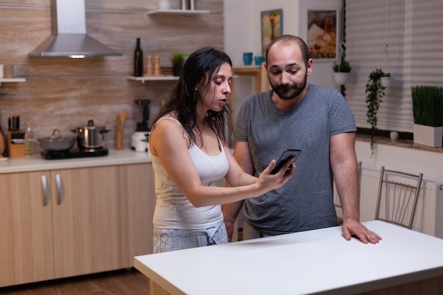 Esposa y esposo enojados en conflicto debido a la trampa