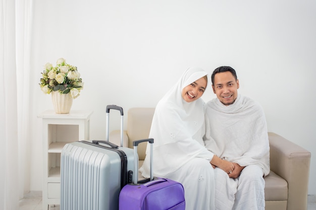 Esposa y esposo en ropa blanca tradicional para Ihram