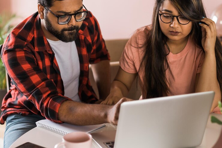 Foto esposa y esposo serios planificando el presupuesto revisando las finanzas enfocadas en una mujer joven usando cálculos en línea