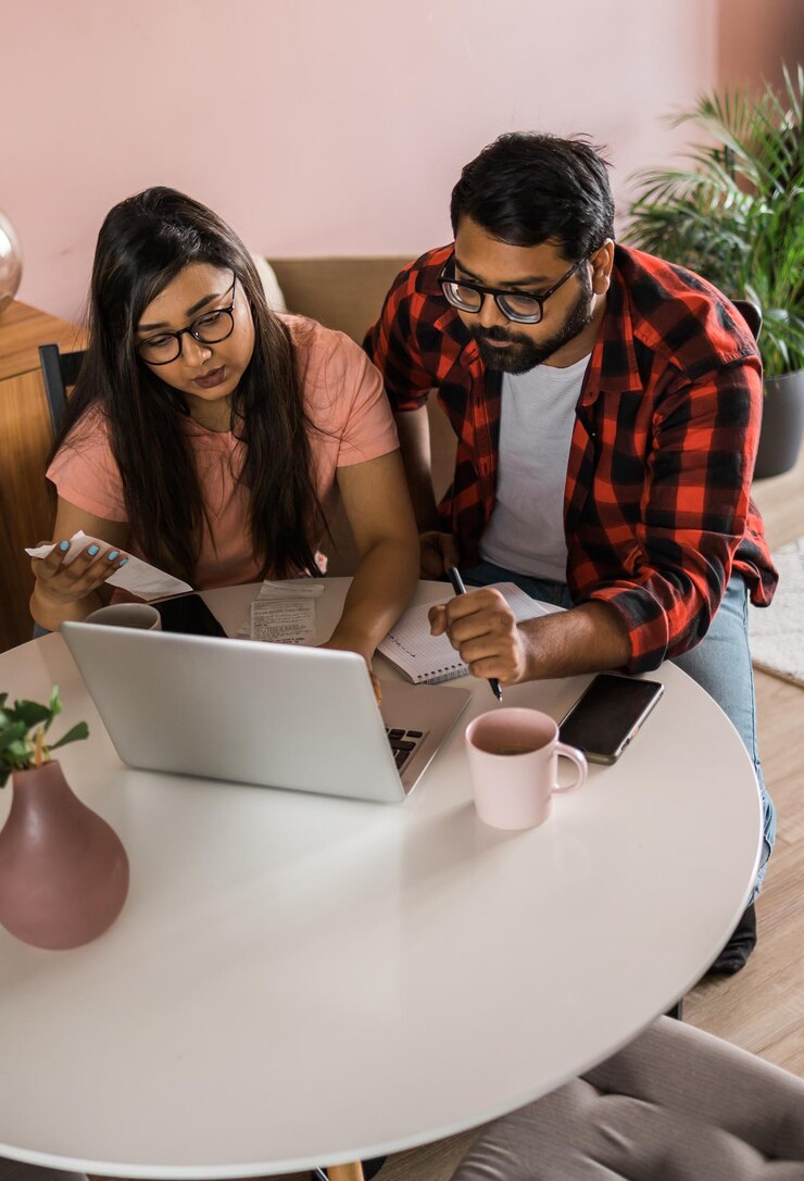 Foto esposa y esposo serios planificando el presupuesto revisando las finanzas enfocadas en una mujer joven usando cálculos en línea