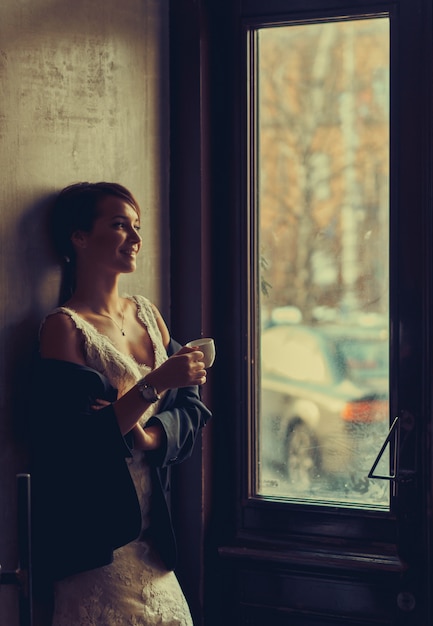 Foto esposa de la habitación sentada desnuda oscuro