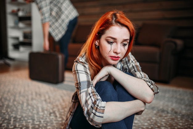 Esposa llorando, marido sale de casa, riña familiar, pareja en conflicto. Relación problema