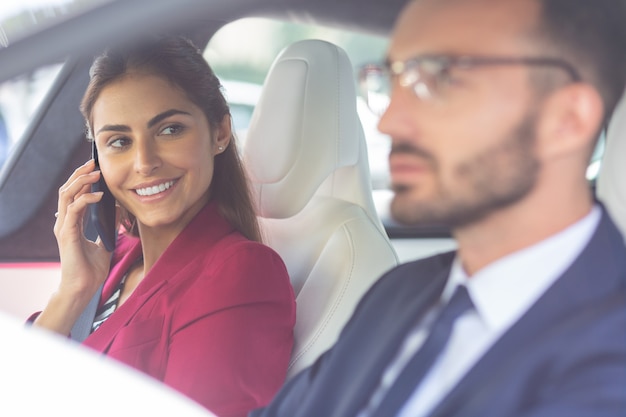 Esposa radiante. Radiante esposa amorosa morena mirando a su guapo marido conduciendo el coche