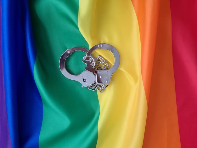 Esposas y bandera gay arrestan a gays y lesbianas