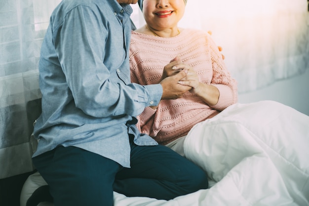 El esposo anciano anima a su esposa durante la quimioterapia para curar el cáncer.