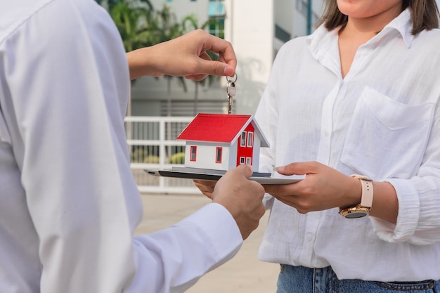 Foto el esposo le compra una casa a su esposa