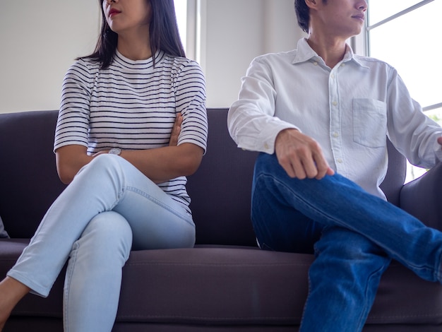 Foto un esposo y una esposa se enojan y no hablan después de una discusión y un conflicto. las parejas tienen problemas familiares. concepto de problemas de amor.