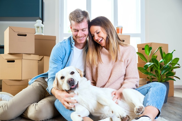 Esposo y esposa y su perro se mudan a casa nueva