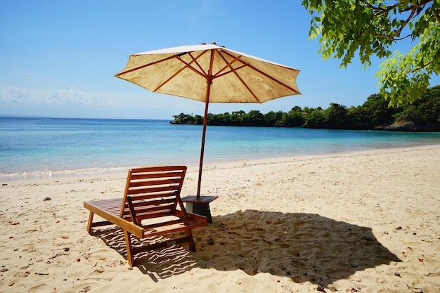 Espreguiçadeira com guarda-chuva em Lombok Pink Beach Indonésia